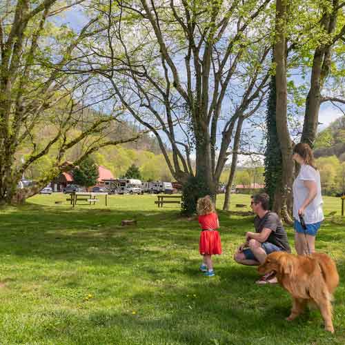 family-camping-at-rv-park-in-walland-tennessee